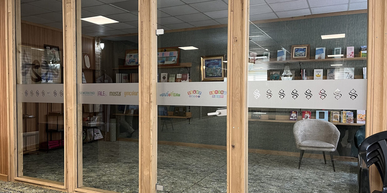 Raambelettering met full color raamfolie en uitgespaarde logo’s in Cuijk en omgeving