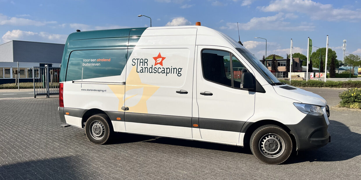 Voertuigbelettering en autobelettering van een bedrijfsbus in Cuijk en omgeving